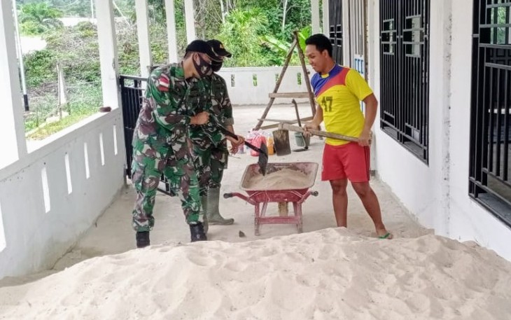 Satgas Pamtas RI-MLY Yonif 407/PK Pos Merakai Panjang menggelar karya bhakti dengan sasaran pemasangan keramik tempat imam di Mushola Al-Ikhlas Desa Merakai Panjang, Kecamatan Puring Kencana, Kabupaten Kapuas Hulu. kalbar. Selasa (15/12/20).