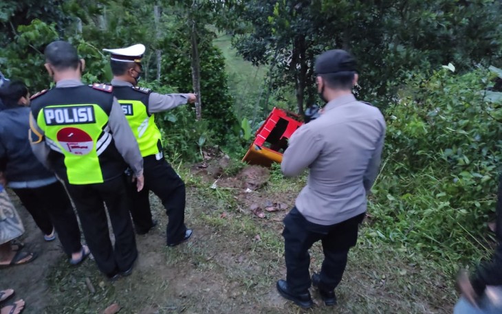 Satlantas Polres Batang berada di Lokasi Kecelakaan Sabtu (19/12/2020).