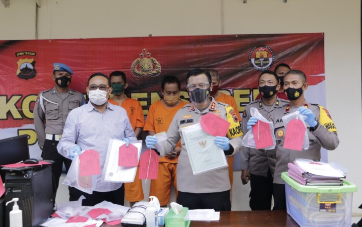 Kapolres Batang AKBP Edwin Louis Sengka  saat konferensi pers, Rabu (30/12/2020).
