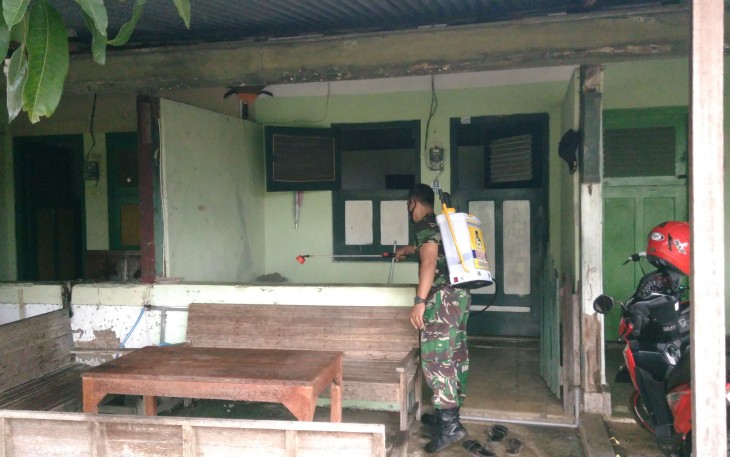 Anggota Kodim 0718/Pati Semprotkan Disinfektan di Asrama 