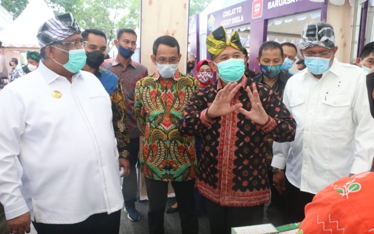 Gubernur Sulawesi Tenggara Ali Mazi dan Menteri Koperasi dan Usaha Kecil & Menengah (Menkop dan UKM) Teten Masduki 