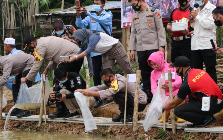 Kapolda Bengkulu Irjen Pol Drs Teguh Sarwono MSi Tebar 100.000 Bibit Ikan Lele