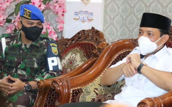 Wakil Wali Kota Bengkulu Dedy Wahyudi Saat Berbincang Dengan Dandenpom II/I Bengkulu Mayor Cpm Pandi Rahana Simbolon