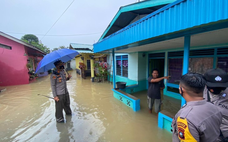 Kapolres Bintan AKBP Bambang Sugihartono SIK MM Terjun Kelapangan Cek Keadaan Warga Korban Banjir