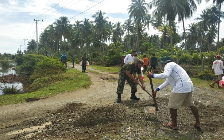  Sertu Juliono Membudayakan Gotong Royong Dalam Setiap Kegiatan di Desa Binaan