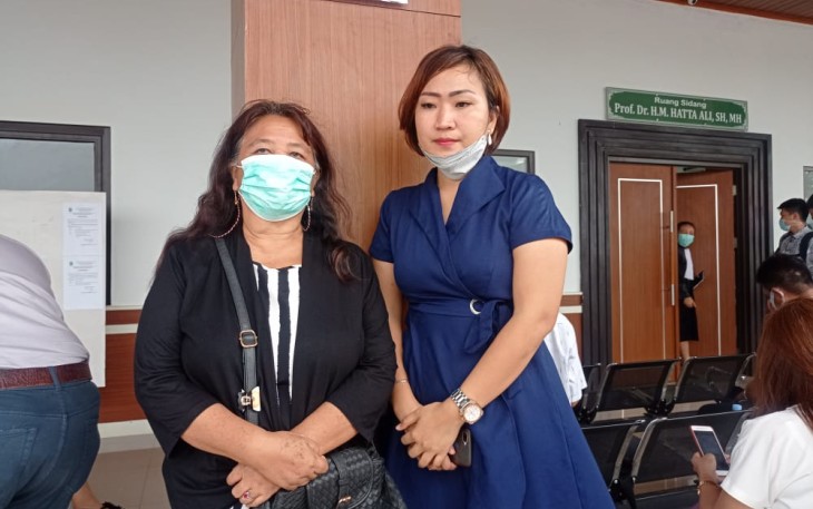 Terdakwa Nontje None di Dampingi Kuasa Hukum Saat Menunggu Jadwal Sidang
