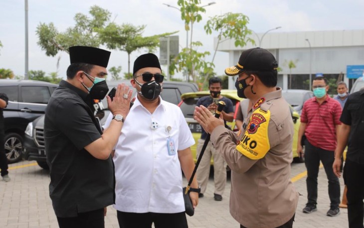 Kapolda Jateng Irjen Pol Ahmad Luthfi Gubernur Jateng dan perwakilan dari Kodam IV Diponegoro ,menyambut kedatangan jenazah Habib Ja’far al Kaff di Bandara Ahmad Yani Semarang, Sabtu (2/1)