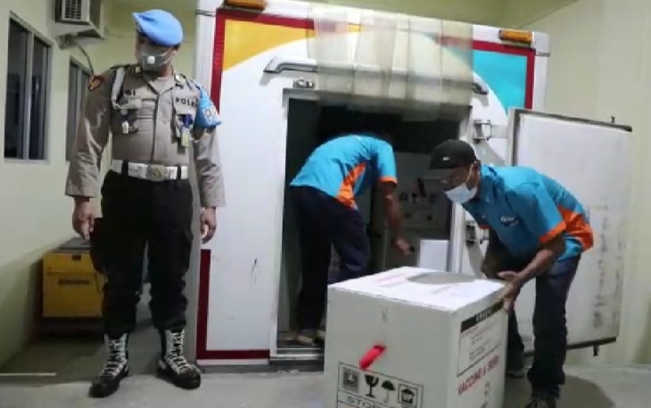 Personel Kepolisian Dari Brimob Polri dan Polrestabes Semarang Lakukan Penjagaan di Gudang Farmasi Milik Dinas Kesehatan Jawa Tengah 