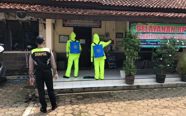 Polres Pekalongan  melakukan  penyemprotan disinfektan di semua ruangan pelayanan termasuk juga ruang tahanan