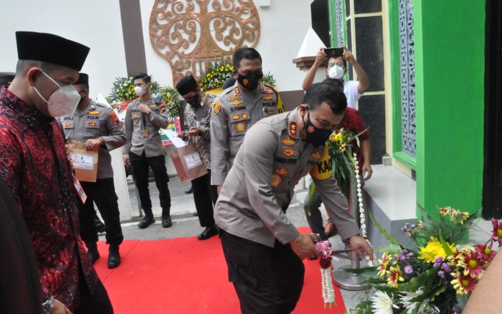 Kapolda Jawa Tengah Irjen Pol Drs Ahmad Luthfi, SH, S.ST, MK beserta PJU melakukan kunjungan kerja di Polres Wonogiri guna meresmikan Apartemen Sanika Satyawada dan Masjid Al Ma’ruf milik Polres Wonogiri Kamis (7/1/2021).