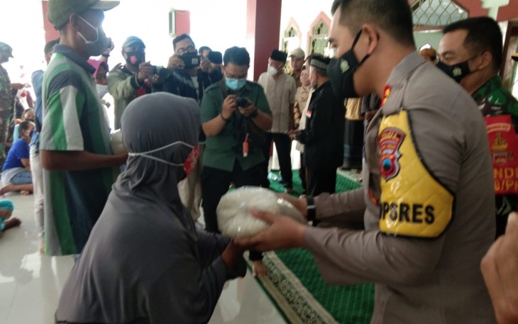 Kapolres Pekalongan kota AKBP M Irwan Susanto S.I.K.,S.H, M.H.bersama Habib Lutfhi bin Ali bin Yahya dan Komandan Kodim 0710 Pekalongan memberikan bantuan beras sebanyak 2,5 Ton dengan masing masing 1 seperempat  ton perkantong 5 kilogram ke Masjid Walisongo dan Masjid Aulia  yang berlokasi di Kecamatan Pekalongan Utara, Sabtu ( 09/ 1 /2021).