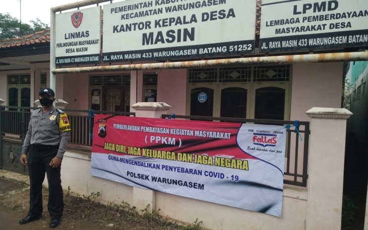 Kepolisian Sektor (Polsek) Warungasem memasang baner imbauan taat protokol kesehatan (prokes) di wilayah kecamatan Warungasem.
