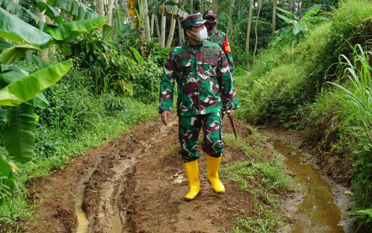 Kasdim Mayor Kav Hariyono Didampingi Danramil 02/Limpung Kapten Inf Noor Rofik Melaksanakan Peninjauan Lokasi Program TMMD 