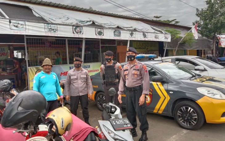 Petugas gabungan Polres Pekalongan Kota Dalam Kegiatannya Menyisir Pertokoan dan Rumah Makan 