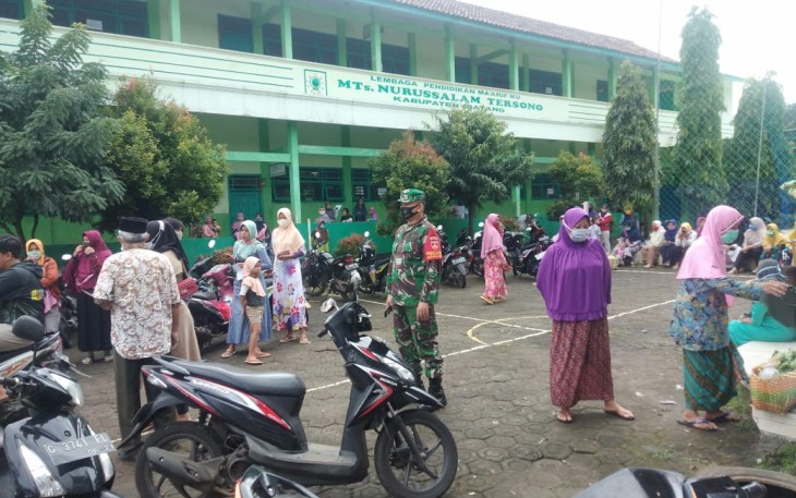 Babinsa Lakukan Pengawasan Pendistribusian Bantuan BLT APBD Untuk 839 Kepala Keluarga 