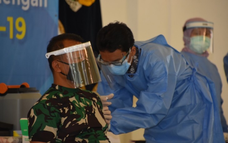 Kepala Seksi Personel (Kasipers) Kasrem Korem 072/Pamungkas Kolonel Caj Yohanes Yudy  Catur S.H., M.Si. mewakili Danrem 072/Pamungkas menghadiri pelaksanaan program Vaksinasi Covid -19 tahap pertama, bertempat di Bangsal Kepatihan Jalan Malioboro No.16, Suryatmajan, Kecamatan Danurejan, Kota Yogyakarta, DIY.  Kamis (14/01/2021).