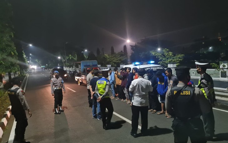 Petugas Berpatroli Bubarkan Kerumunan Massa 