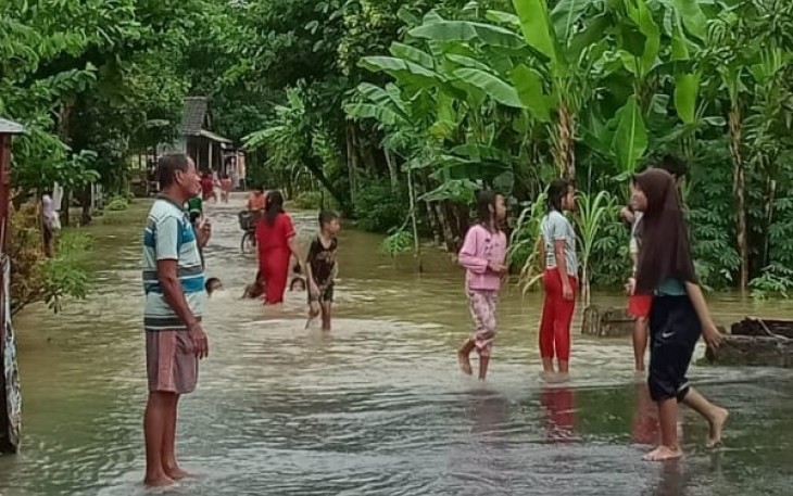 Anak anak Bermain Air Saat Banjir
