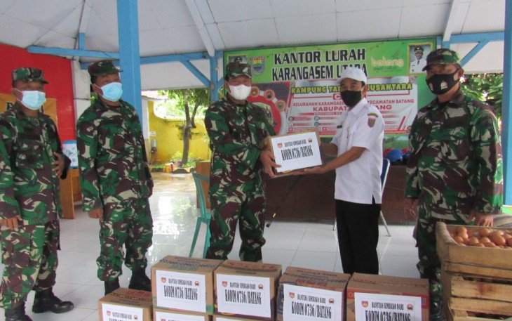 Komandan Kodim 0736/Batang Letkol Arh Eka Yan Putra bersama Kasdim Mayor Kav Haryono dan Perwira Staf Turun Langsung Meninjau Banjir Serta Memberikan Bantuan Sembako Kepada Korban Banjir di Dk Kutosari 