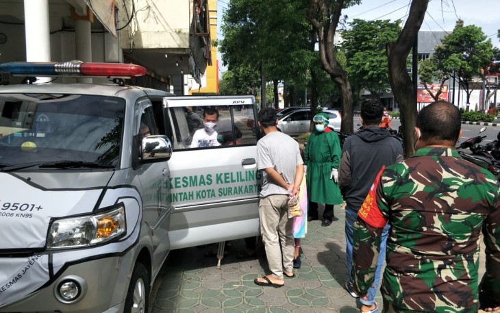 Babinsa Kelurahan Kemlayan Koramil 03/Serengan Kodim/0735 Surakarta Serka A. Rumbawa bersama Bhabinkamtibmas Aiptu Sarjono ikuti penjemputan warganya dari puskesmas Jayengan yang akan melaksanakan Swab di RSBK Semanggi Bertempat di RT 1 RW 1 Kelurahan Kemlayan Kecamatan Serengan