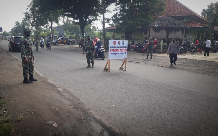 Tim Satgas Covid-19 Desa Simo Bersama anggota Koramil 12/Simo dan Polsek Simo Melaksanakan Operasi Pembatasan Pergerakan Kegiatan Masyarakat (PPKM)