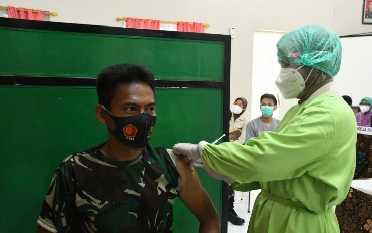 Tenaga medis Kodam IV/Diponegoro menerima vaksinasi Covid-19 tahap pertama di Rumah Sakit Bhakti Wira Tamtama