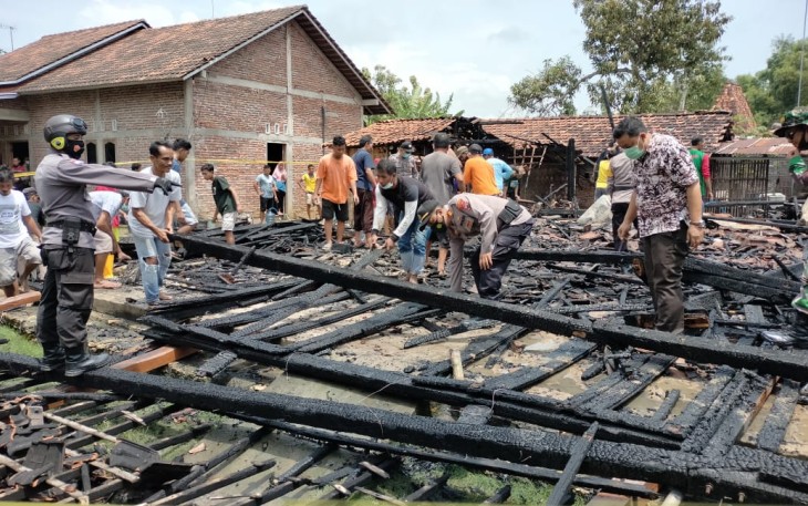 Satu Rumah Ludes Terbakar