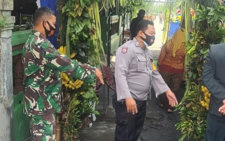 Babinsa desa Cangkringan Koramil 08/Banyudono Kodim 0724/Boyolali Serma Ari Yuwono bersama Bhabinkamtipmas Polsek Banyudono dan Team Gugus Tugas Kecamatan Mojosongo melaksanakan kegiatan pemantauan atau monitoring hajatan