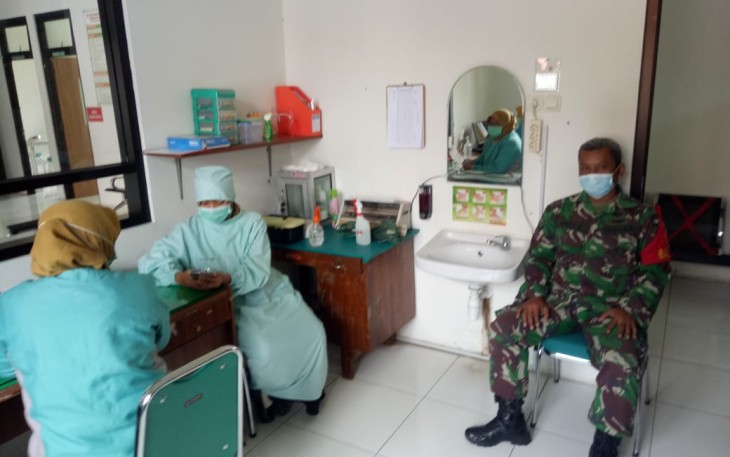 Babinsa kelurahan Serengan Koramil 03/Serengan Kodim 0735 Surakarta Serka Aris Memantau dan Monitoring Pelaksanaan Penyuntikan Vaksin Sinovac