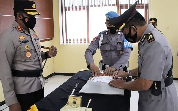 Kapolres Pekalongan, Polda Jawa Tengah AKBP Darno, S.H., S.I.K pagi tadi memimpin upacara Serah Terima Jabatan (Sertijab) Kabag Ops, Kabag Sumda, Kabag Ren, Kapolsek Sragi, Kapolsek Wiradesa, Kapolsek Talun dan Kapolsek Kandangserang, Senin (25/1/2021)