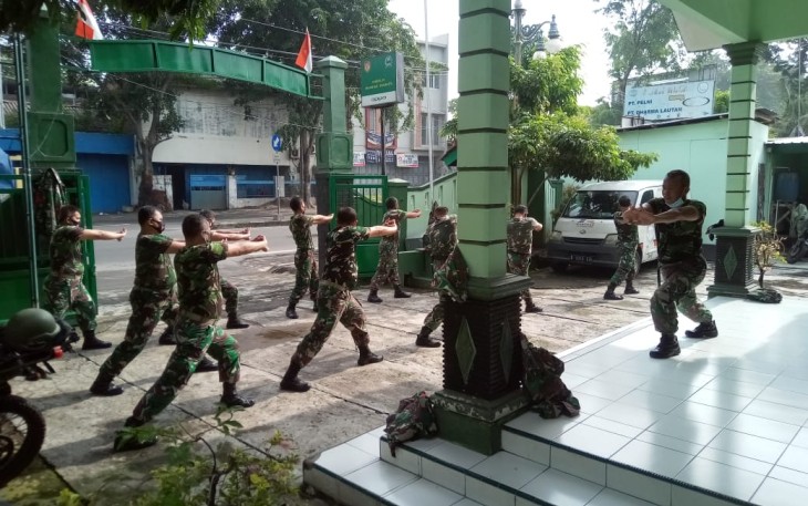 Danramil 02/Banjarsari Kodim 0735/Surakarta Kapten Inf Narno memimpin pelaksanaan apel pagi seluruh anggota bertempat di Halaman Koramil 02/Banjarsari Jln.Ahmad Yani Surakarta