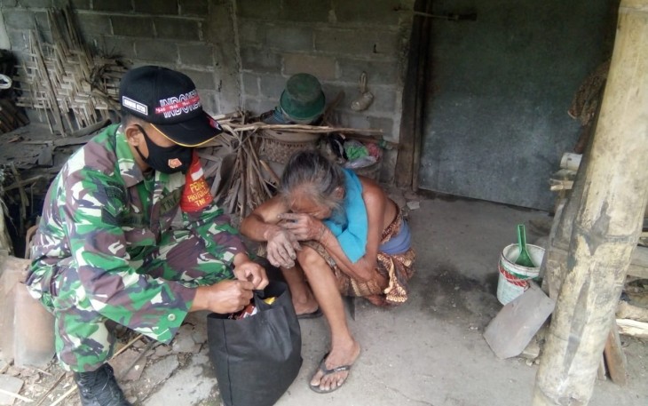Tangis Mbah Sepen (83) tidak terbendung ketika Babinsa Grogol Serka Rubimin anggota Koramil 05/Weru mendatangi rumahnya dan memberikan paket sembako sebagai bentuk kepedulian Kodim 0726/Sukoharjo