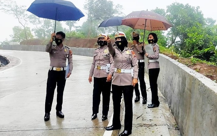 Satlantas Polres Pekalongan terus berupaya menekan terjadinya kecelakaan lalulintas (Lakalantas) diwilayah hukumnya, salah satunya dengan melakukan pengecekan kondisi jalan yang rusak dan rambu lalu lintas di titik black spot (Rawan Laka Lantas).