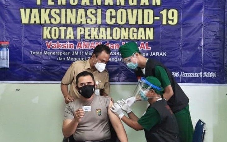 Kapolres Pekalongan Kota AKBP M. Irwan Susanto, S.I.K., S.H., M.H.,.mengikuti penyuntikan vaksin Sinovac di Rumah Sakit Umum Daerah Bendan, Kota Pekalongan, Senin (25/1/2021).  