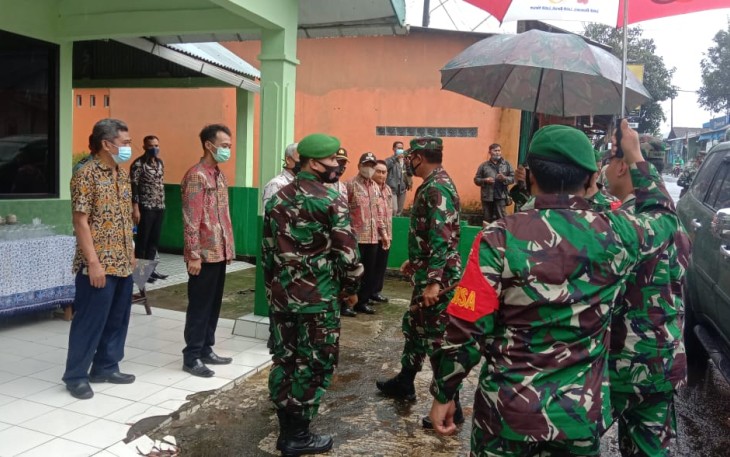 Komandan Korem 073/Makutarama Kolonel Inf Ari Yulianto, S.I.P melakukan kunjungan kerja ke Koramil-Koramil jajaran Kodim 0715/Kendal Kabupaten Kendal Jawa Tengah. Selasa (26/1/2021).