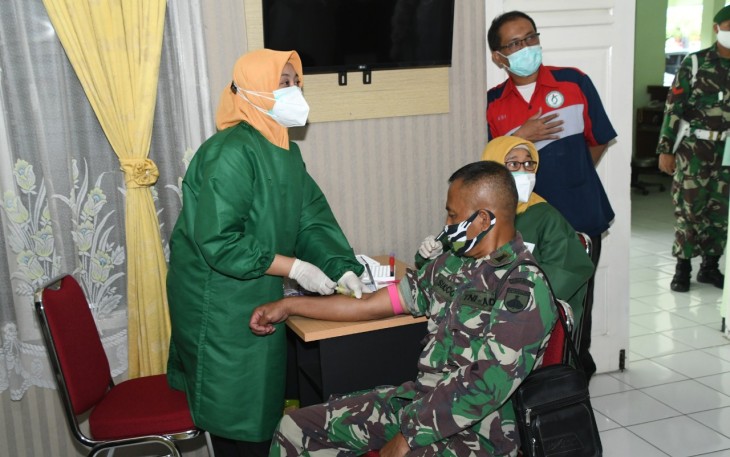 Prajurit Kodam IV/Diponegoro yang telah dinyatakan sembuh dari Covid-19 mengikuti screening untuk mendonorkan plasma darahnya di Rumah Sakit Tk III Bhakti Wira Tamtama Semarang, Jl. DR. Sutomo No.17, Kota Semarang. Jum’at (29/01/2021)