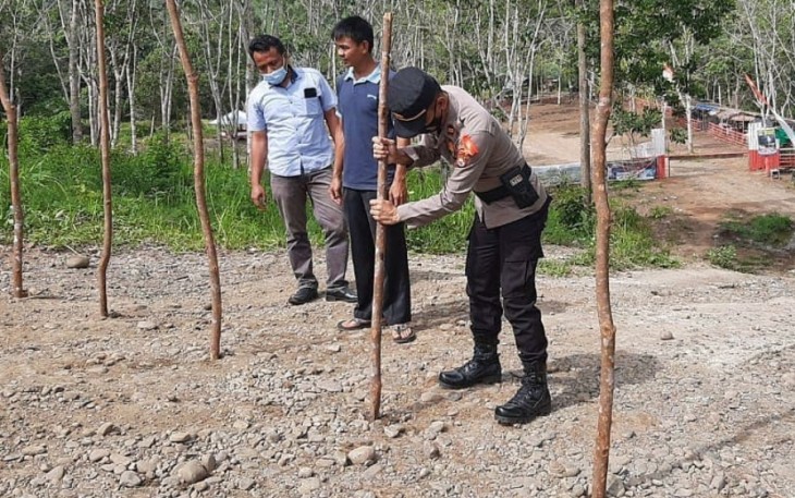 Polsek Sukaraja Bersama Masyarakat Tutup Wisata Pemandian Napal Jungur