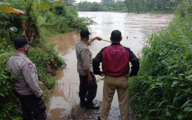 Kapolsek Warungasem Polres Batang AKP Herry Suprobo Melakukan Pengecekan Debit Air Kalikupang