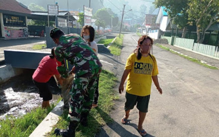 Babinsa Bersama Perangkat Kelurahan Gelar Kerja Bhakti Bersama Warga