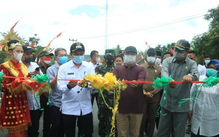 Wakil Bupati Bengkulu Utara Arie Septia Adinata SE MAP Mendampingi Gubernur Provinsi Bengkulu Dr. H. Rohidin Mersyah, MMA Saat Meresmikan Jembatan Tanjung Agung Palik Kabupaten Bengkulu Utara