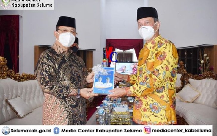 Pemberian Cindera Mata dari Plh Bupati Seluma