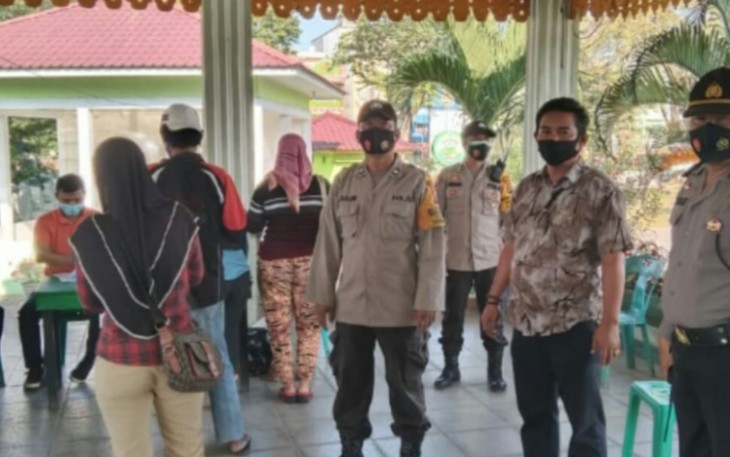 Personel Polres Tebing Tinggi Amanakan Penyaluran Bantuan Sosial Tunai 