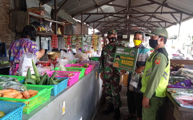 Babinsa Kelurahan Banjarsari Koramil 02/Banjarsari Kodim 0735/Surakarta Serda Mujono dan Koptu Enfri bersama Linmas melaksanakan pengecekan Protokol Kesehatan dan kegiatan Pemberlakuan Pembatasan Kegiatan Masyarakat ( PPKM ) dalam rangka penanganan Virus Pendemi Covid -19 di pasar Tradisional Joglo Jln. Kolonel Sugiono, (02/02/2021).