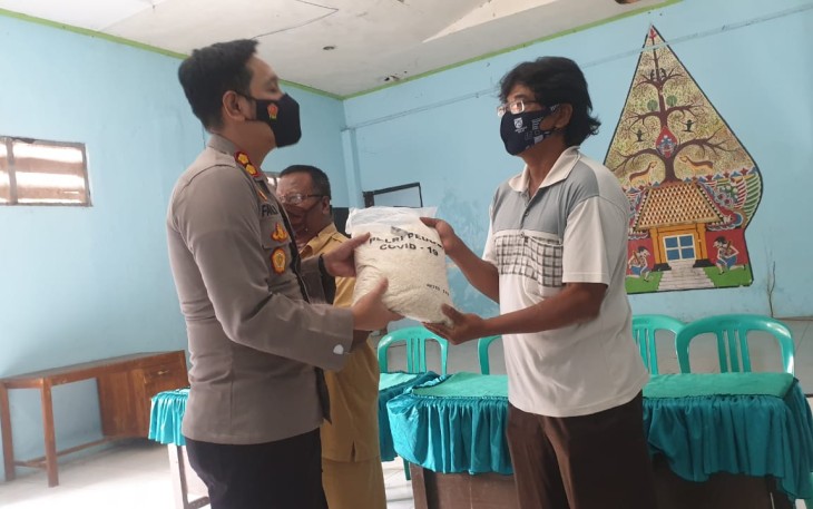Kapolsek Mandiraja memberikan bantuan sembako