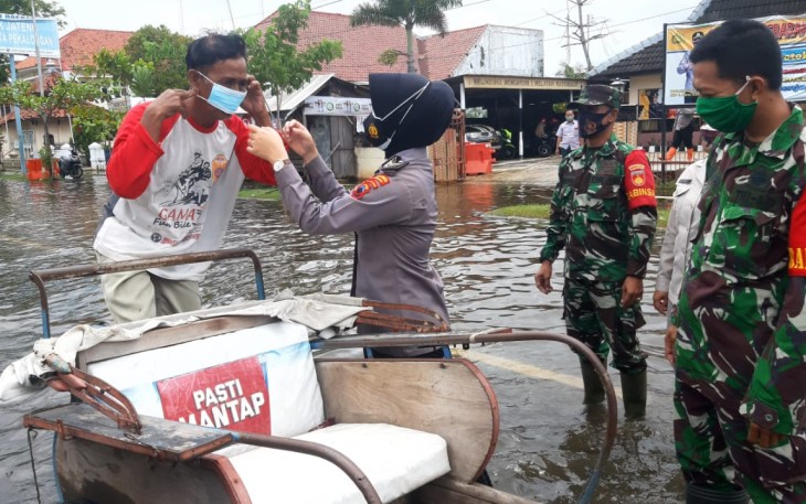 Kapolsek Pekalongan Utara Polres Pekalongan Kota Polda Jateng Kompol Bakti Kautsar Ali, S.I.K, S.Sos. melakukan patroli edukasi blusukan diperkampungan yang terendam air hujan