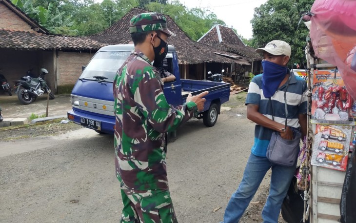 Jumarno Babinsa Desa Saren  melaksanakan komsos dengan pedagang mainan anak anak Bapak Sukamto Dukuh Plawar Rt.17 Desa Saren.