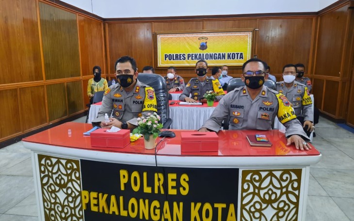 Kapolres Pekalongan Kota AKBP M Irwan Susanto S.I.K,SH.MH saat pimpin rapat bersama para PJU dan Staf di kantor Eks Wil Pekalongan Kamis ( 4/2)2021 )