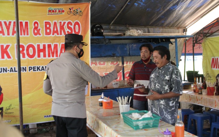 Kapolresta Pekalongan memberikan masker kepada masyarakat yang tidak mematuhi protokol kesehatan