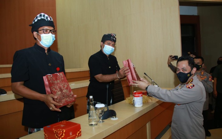Kapolri Jenderal Listyo Sigit Prabowo memberikan penghargaan kepada dua orang Pecalang Bali yang berprestasi karena kerja-kerjanya bermanfaat untuk masyarakat dan membantu aparat kepolisian.