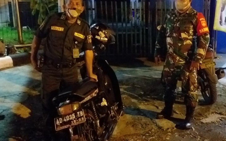 Koramil 03/Serengan Kodim 0735/Surakarta melaksanakan patroli malam rutin dan monitoring wilayah. (6/2/2021).